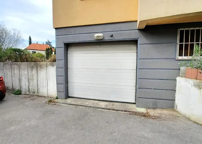 Franko\'S Cozy Apartment With Garage