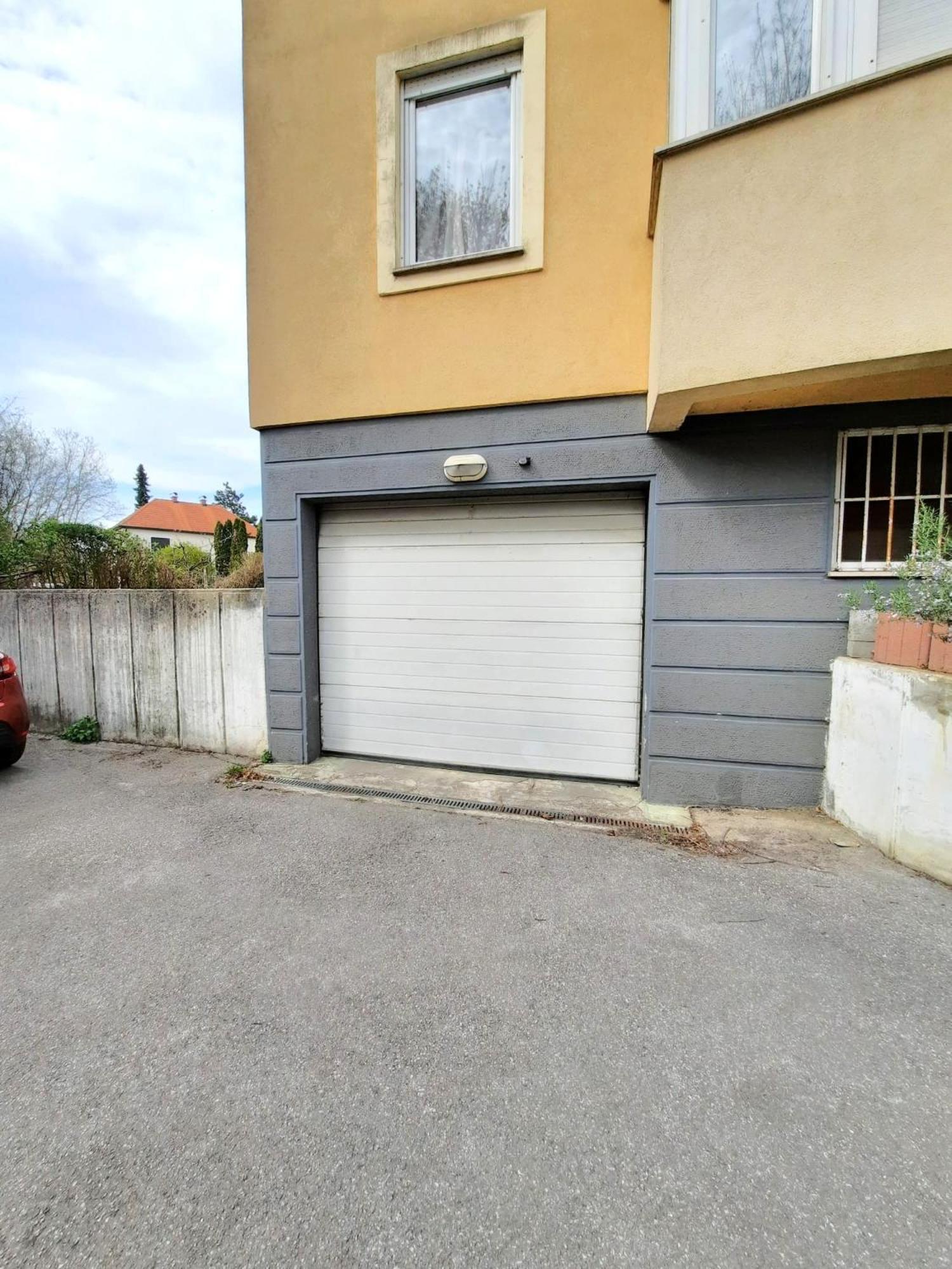 Apartment Franko's Cozy With Garage