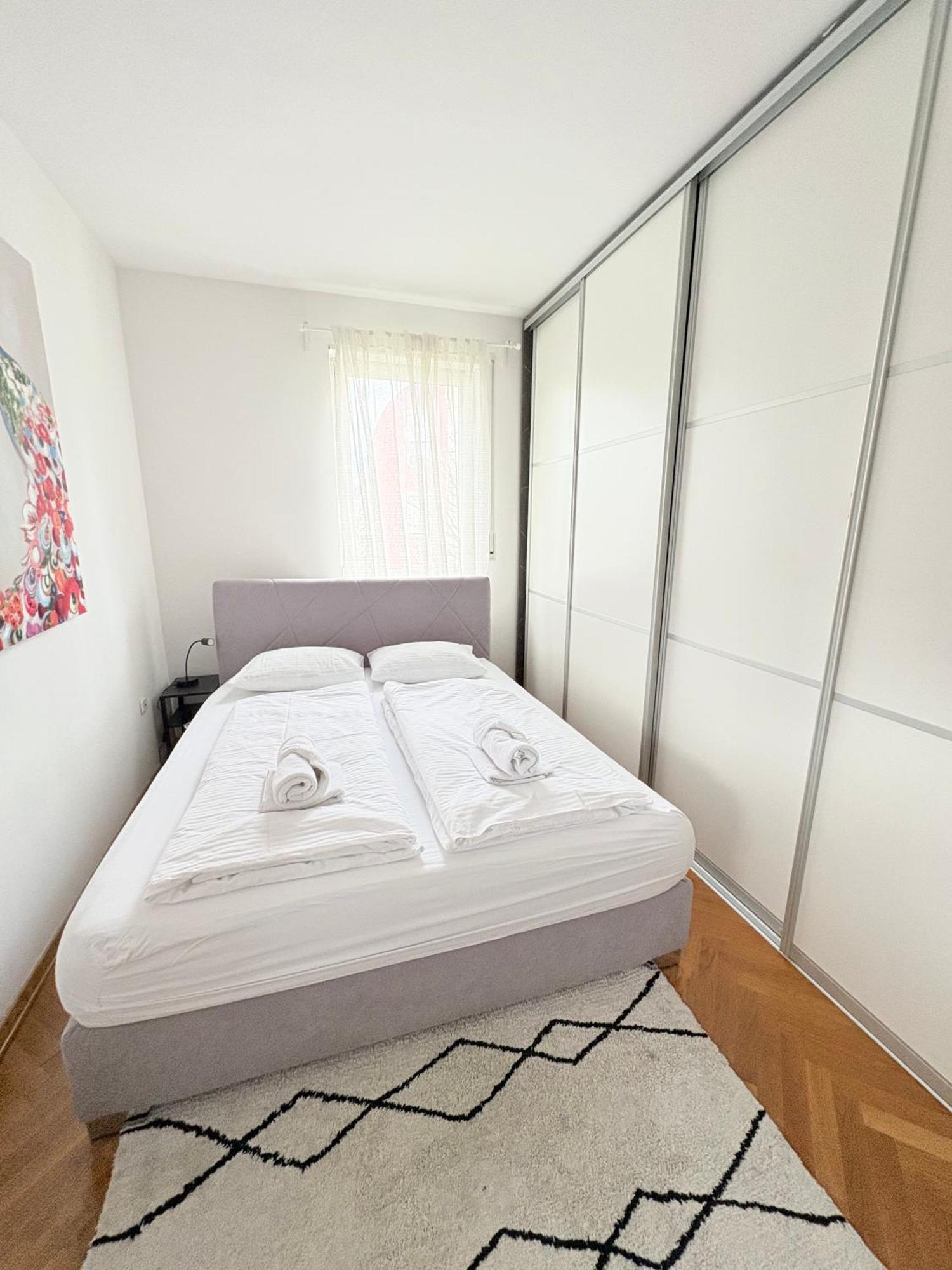 Apartman Franko's Cozy With Garage