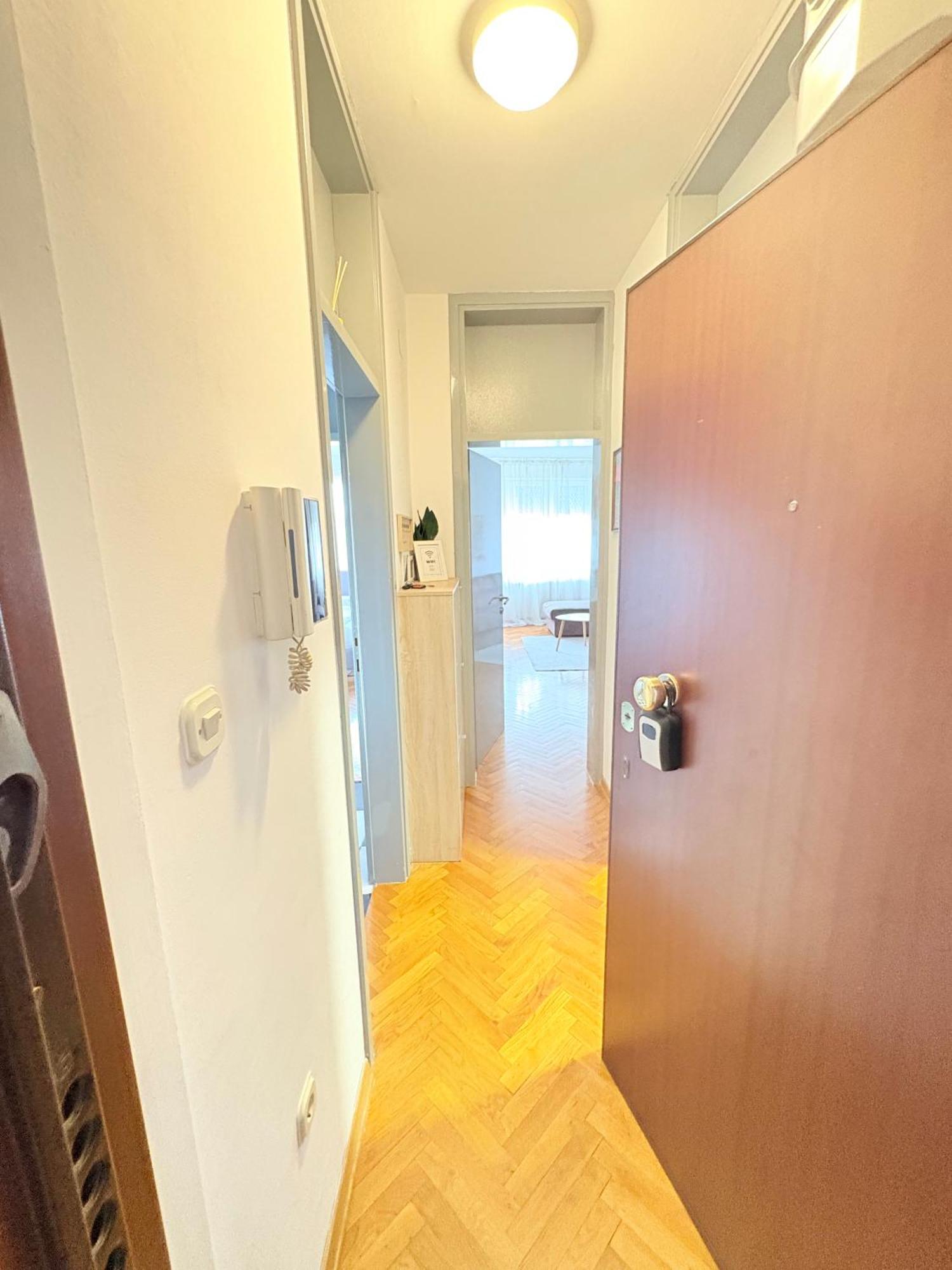 Franko's Cozy With Garage Apartman