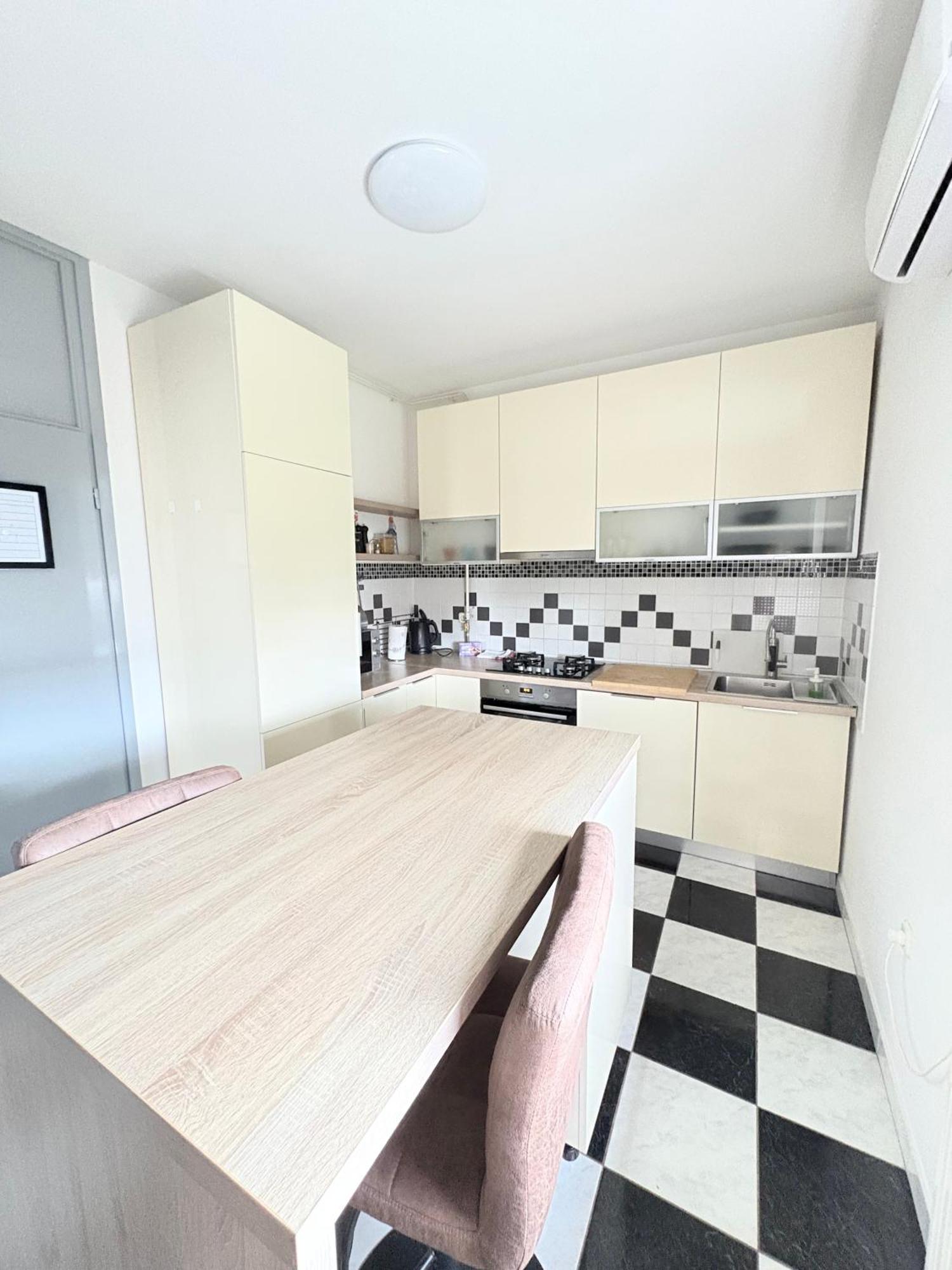 Apartment Franko's Cozy With Garage Zagreb